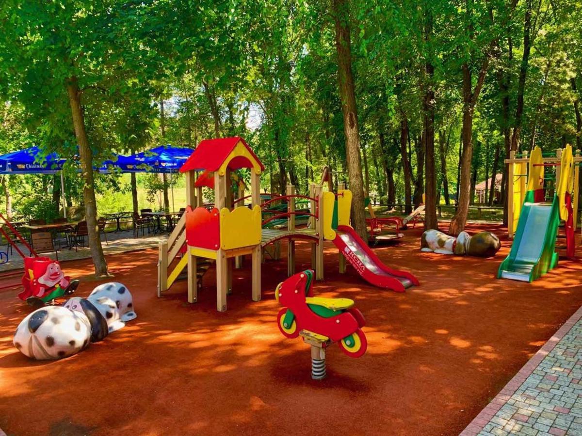Sky Land Camping & Resort Cricova Exterior foto