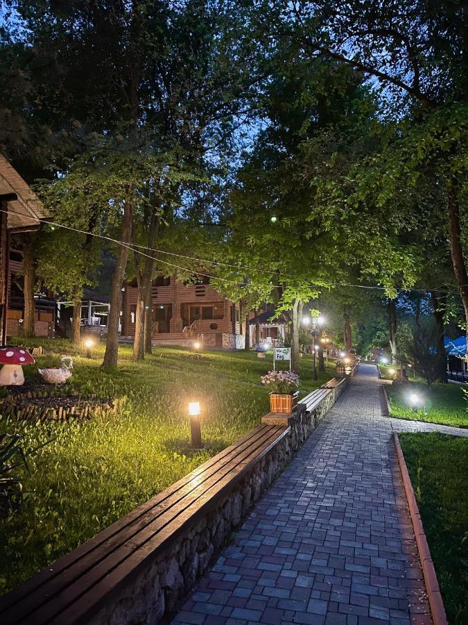 Sky Land Camping & Resort Cricova Exterior foto